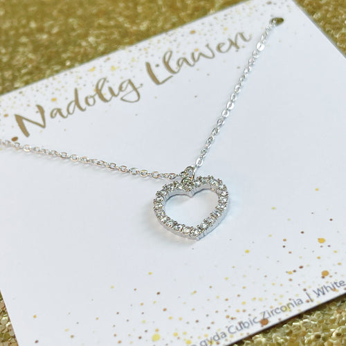 Cadwyn Calon ar Gerdyn Nadolig Llawen | Carded Heart Necklace - Merry Christmas