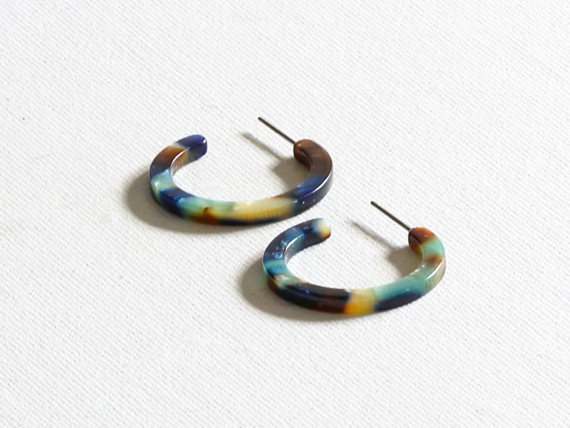 Clustdlysau Resin | Small Thin Resin Hoop Earrings - Blue Brown