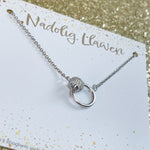 Cadwyn Dwy Gylch ar Gerdyn Nadolig Llawen | Carded Two Circle Necklace - Merry Christmas