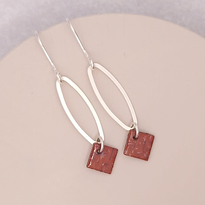 Clustdlysau Sgwar | Droplet Square Earrings by Circle & Dash - Nightshade