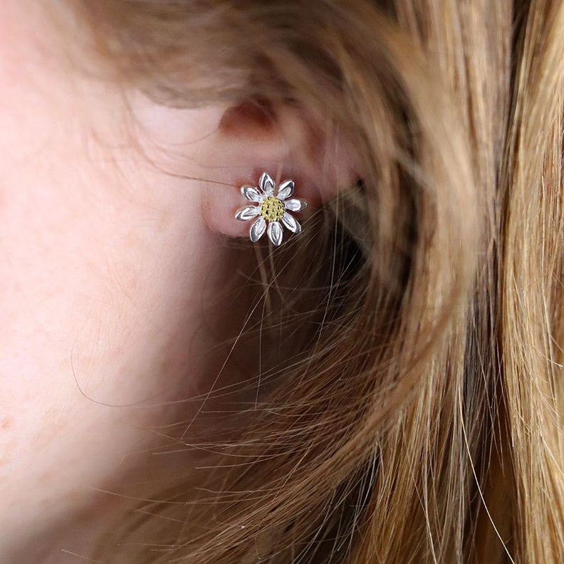 Clustdlysau Styd Arian | Sterling Silver Stud Earrings - Daisy With Gold