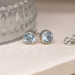 Clustdlysau Arian | Sterling Silver Round Stud Earrings - Faceted Blue Topaz