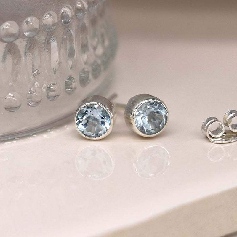 Clustdlysau Arian | Sterling Silver Round Stud Earrings - Faceted Blue Topaz