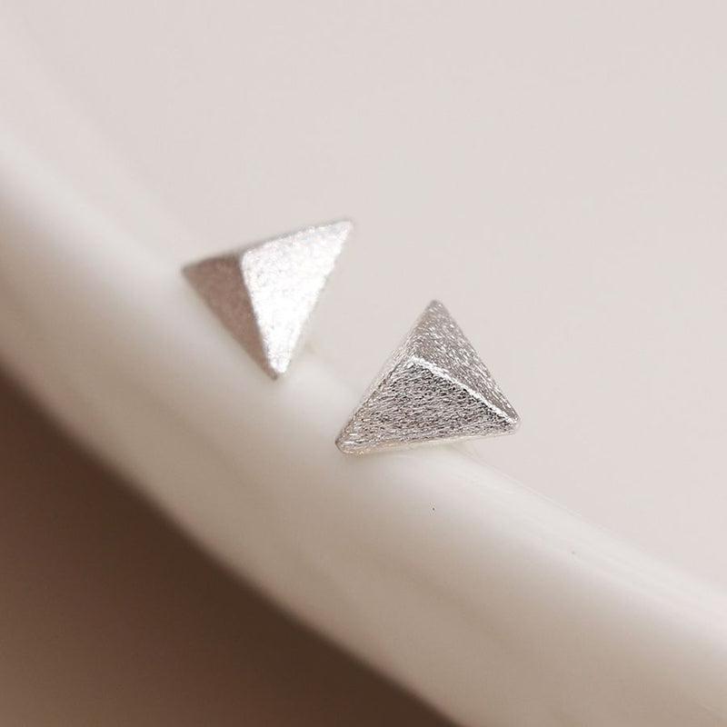 Clustdlysau Styd Arian | Sterling Silver Stud Earrings - 3D Triangle