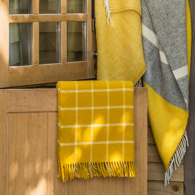 Blanced Penglin / Ysgwyddau Gwlân Cymreig - Melyn | Welsh Wool Knee / Shoulder Throw - Chequered Check Yellow