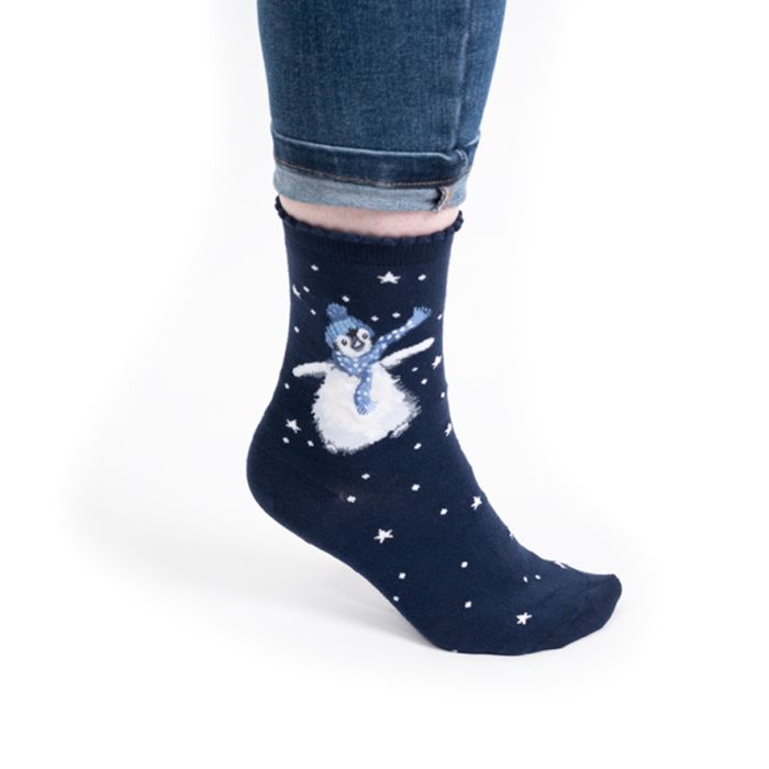 Sanau Bambŵ Pengwin Gaeafol | Wrendale Christmas Bamboo Socks - Winter Wonderland Penguin