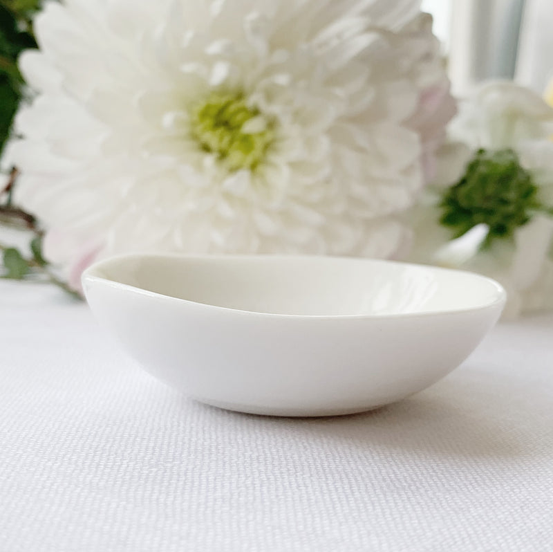 Desgyl Fechan Borslen | East of India Small Porcelain Dish - Special Friend